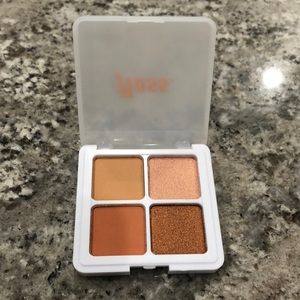FLOSS Eyeshadow Quad in Just Peachy